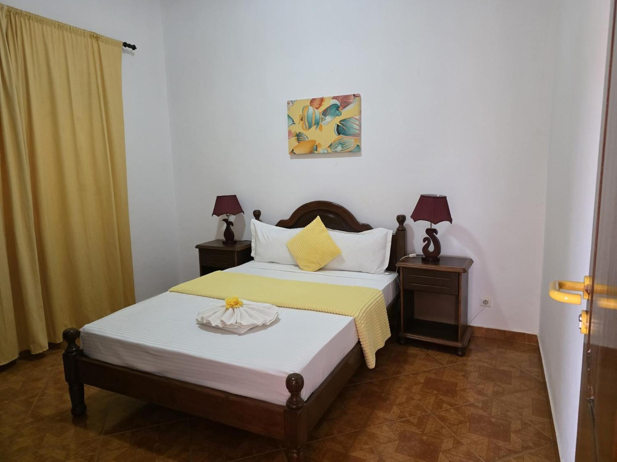 Deluxe Double Room with Side Sea View